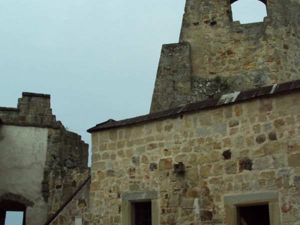 przed / obok : rekonstruowanej kaplicy zamkowej, dalej schody z dziedzińca zamku średniego na zamek górny. Poniżej na mapie jest : do ul.Podzamcze wpada ul. Kle