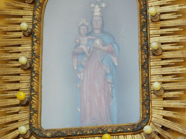 Matka Boska Wambierzycka oglądana zawsze przez turystów , znajduje się przed wejściem do bazyliki.