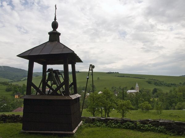 Leluchów. Cerkiew greckokatolicka pw. św. Dymitra .Drewniana dzwonnica