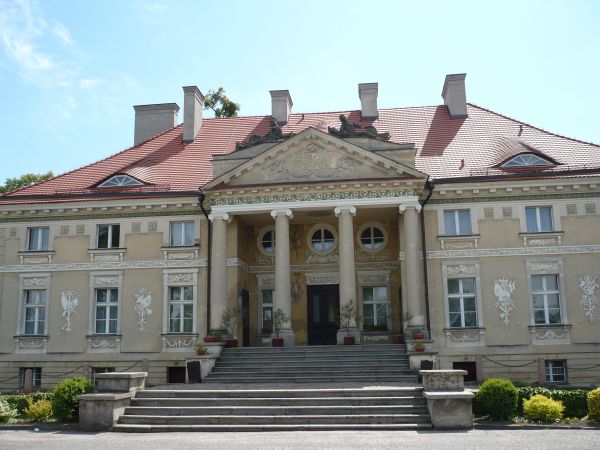 Pałac od strony wejścia