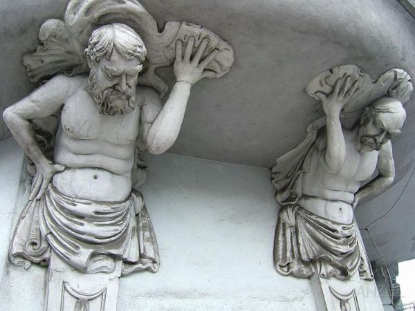 Atlasy na rogu ulic Kosynierów Gdyńskich i Sienkiewicza