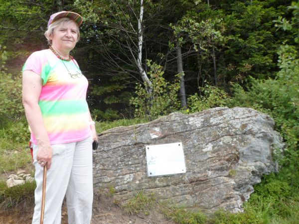 na wspomnienie, oddanie czci ale i ku przestrodze : na skalnej zerwie tabliczka a na niej tekst ku pamięci tu wymienionego - był listopad, może było tam ślisko,