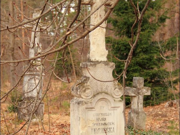 Stary cmentarz greckokatolicki przy cerkwi w Mołodyczu. Obecnie używany sporadycznie .