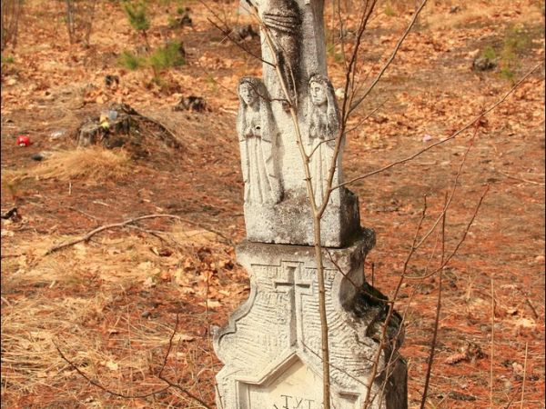 Stary cmentarz greckokatolicki przy cerkwi w Mołodyczu. Obecnie używany sporadycznie .