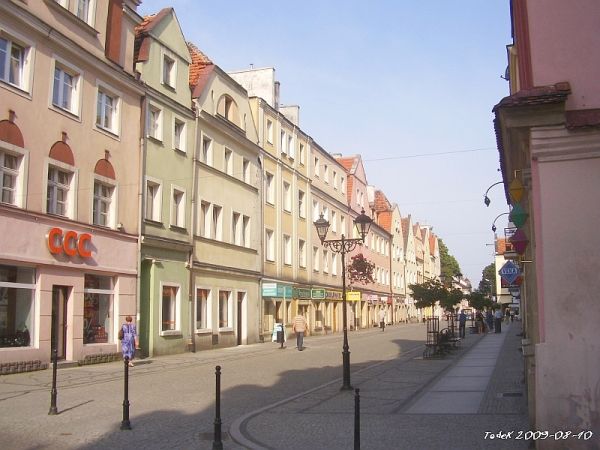 Strefa bez samochodów, miejsce spacerowo-handlowe, ul. B.Prusa przedpołudniowe spojrzenie ...