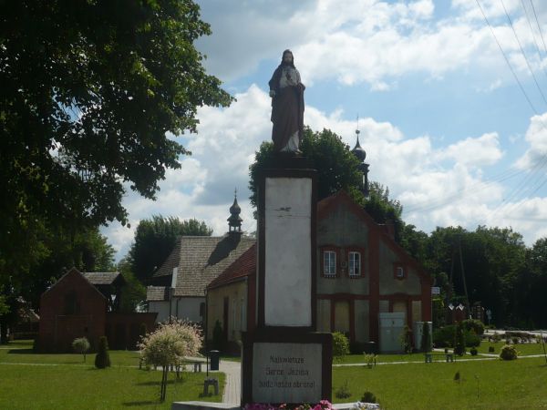 Na  rozstaju  dróg  figura  Pana  Jezusa .