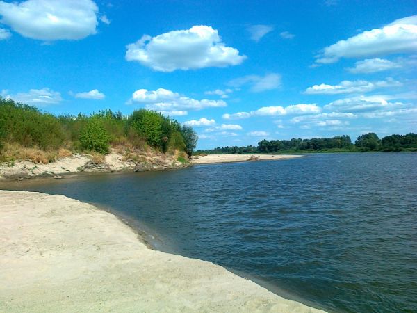 Plaże w okolicach Brzostkowa - nie ustępują bałtyckim  a spokojem i romantycznością  przewyższają  . "Morza szum ptaków śpiew, dzika plaża pośród drzew " - Czer