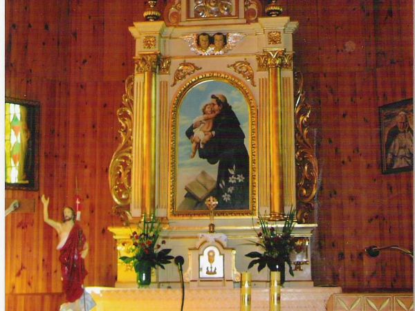 Ołtarz główny z obrazem św. Antoniego - w 1991r. ks.Drabicki otrzymał go w darze od parafii Zaborów w diecezji tarnowskiej. Pierwszy - poprzedni ołtarz wykonali