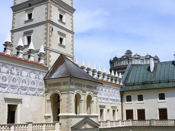 Jedna z najpiękniejszych rezydencji pałacowych w Polsce. Położona 10 km na południe od Przemyśla.  Zamek - pałac powstał w XVI wieku.  Przez kolejne lata rozbud