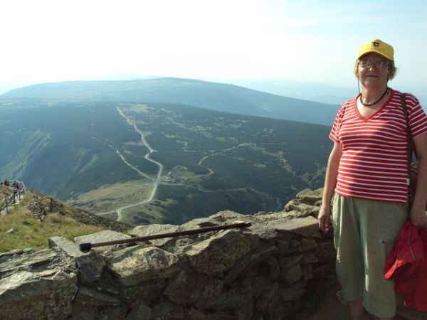 Śnieżka - z tarasu widok na Sudety Czeskie.