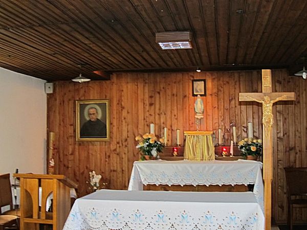 Wnętrze drewnianego kościółka Św. Maksymiliana Kolbe
