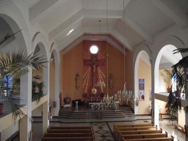 Podczas konsekracji nowego kościoła biskup dokonuje wewnątrz murów 12 namaszczeń. Miejsca te oznacza się niewielkimi krzyżykami i mocuje pod nimi jednoramienne