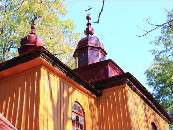 Dawna , drewniana cerkiew greckokatolicka pw. Niepokalanego Poczęcia NMP , wybudowana w 1781 r. Od 1971 r. pełni funkcję rzymskokatolickiej kaplicy filialnej.