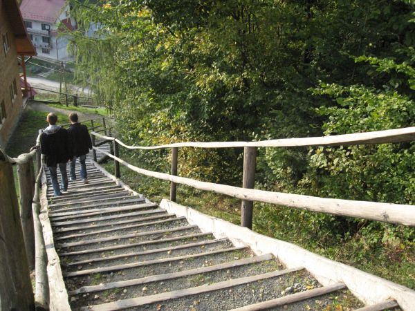 Schodki z domków na dół