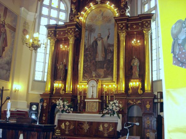 Zbójna: środkowy ołtarz w kościele Św. Wincentego aPaulo