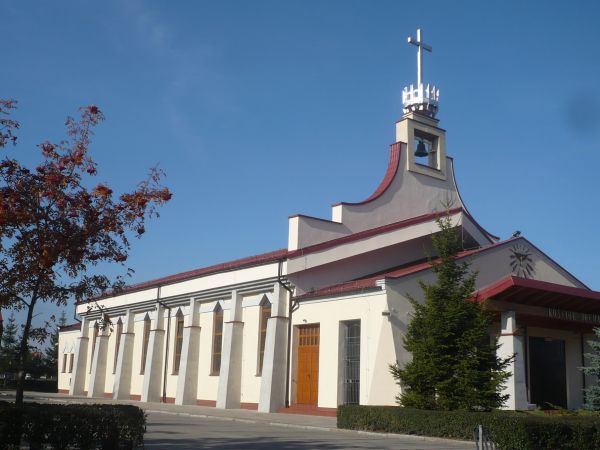 Kościół p.w św Ducha widziany od strony ul.Lipowej w tym roku został otynkowany  i pomalowany.