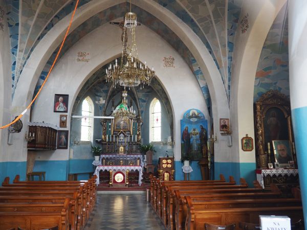 z nawy na ołtarz główny, ambona, fragment sklepień i polichromii ściennej i sufitowej. Zachowały się starsze od tej świątyni zabytkowe elementy wyposażenia: póź