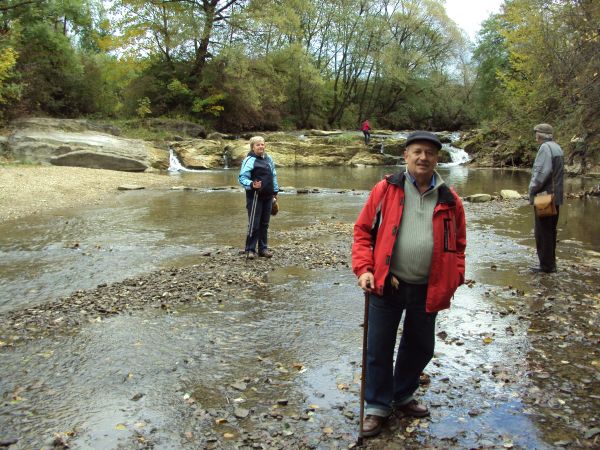przy/przed/na: Pomnik przyrody: "Wodospad na rzece Olszance", poniżej ploso, płytki basen - ograniczony kamieniami, z niemalże stojącą wodą.