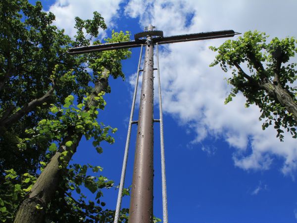 Łopienno,krzyż misyjny przy kościele.