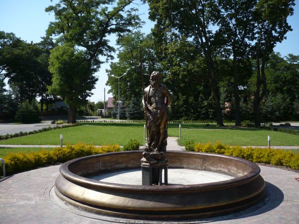 Fontanna na placu w Hotelu Borowianka.