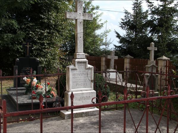 Murowana cerkiew grecko-katolicka,  poświęcona w roku 1912 ,  pod wezwaniem św. Michała Archanioła. Monumentalna budowla w typie bizantyjskim (ukraińskim), na r