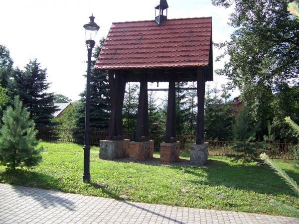 DZWONNICA PRZY KOŚCIELE W SYPNIEWIE.
