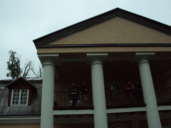 Elewacja frontowa dworu, z portykiem o 2 kondygnacjach, wspartym na 4 kolumnach. Od północy wsparty na 4 filarach balkon. Dwór na rzucie prostokąta, z mieszkaln