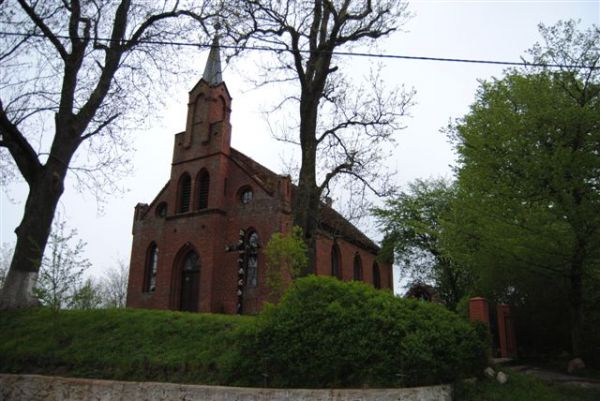 Zabytkowy Kościół w Ramlewie XV w. Położony 500 metrów od głównej drogi A6 - wjazd do wsi Ramlewo.