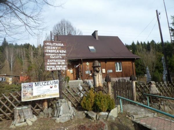 Muzeum - dawna leśniczówka Łodyna, naprzeciwko wyciągu krzesełkowego "Laworta".