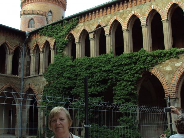 pałac - rezydencja, neogotycki, niezwykła architektura, tam ponad 100 pomieszczeń, sal i komnat, których kubatura wynosi 52 tys. m/sześć.