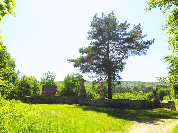 pośród bujnej zieleni, na skraju podmokłej łąki w siodle wzgórza Jałszcz - cmentarz wojenny, tam pochowani żołnierze polegli w bitwach I-szej wojny światowej. J