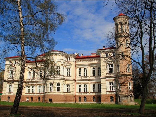 Pałac Lubomirskich w Przemyślu - Bakończycach .  Wybudowany w latach 1885–1887 przez księcia Hieronima Adama Lubomirskiego, według projektu Maksymiliana Nitscha