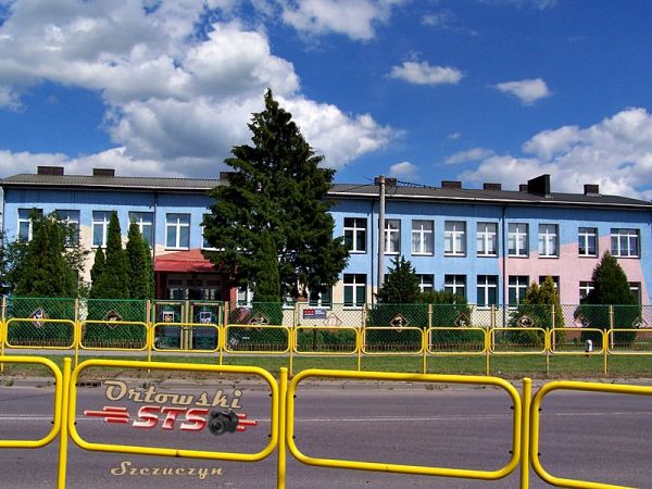 Widok na zachodnią fasadę budynku Szkoły Podstawowej w Szczuczynie w roku 2017