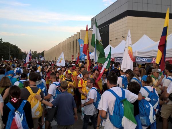 Pielgrzymi ŚDM  idą pod okno papieskie i na Rynek Główny .Po prawej obiekty Crakovi .