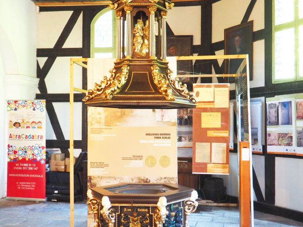 chrzcielnica - we wnętrzu świątyni, przy ścianach plansze promujące dzieje miejsca i kronikę wizyt - m.in w 2014r. była tu p. Merkel.