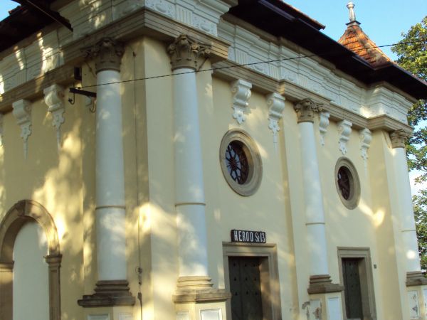 przed pasyjna kaplicą: Pałac Heroda - na dróżkach kalwaryjskich.