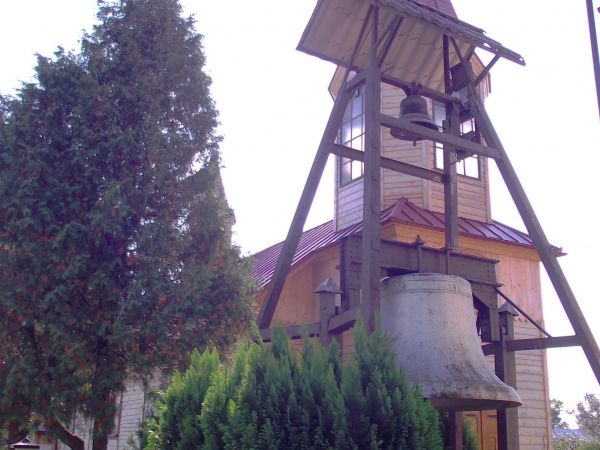 dzwonnica - przed kościołem polsko-katolickim.