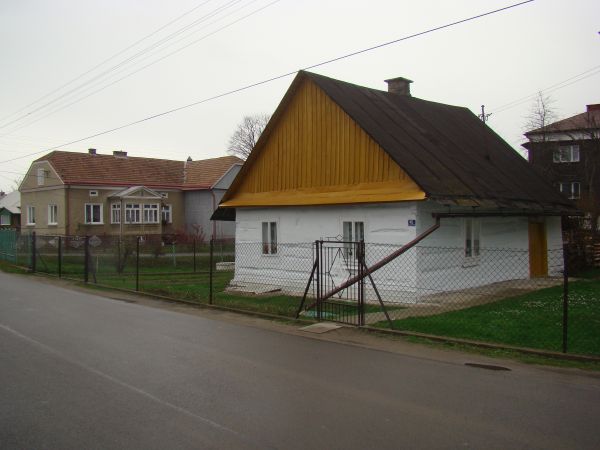 ile ma lat?, ilu pokoleniom ciepło rodzinne ta zadbana perełka zapewniała i pewnie długo służyć jeszcze będzie! "dopieszczana" gospodarską, pracowitą ręką!