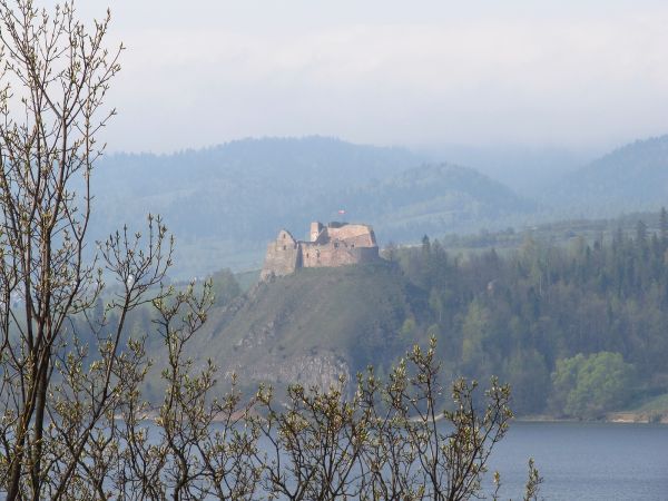 Niedzica Zamek nad jeziorem Czorsztyńskim, widok na zamek Czorsztyński