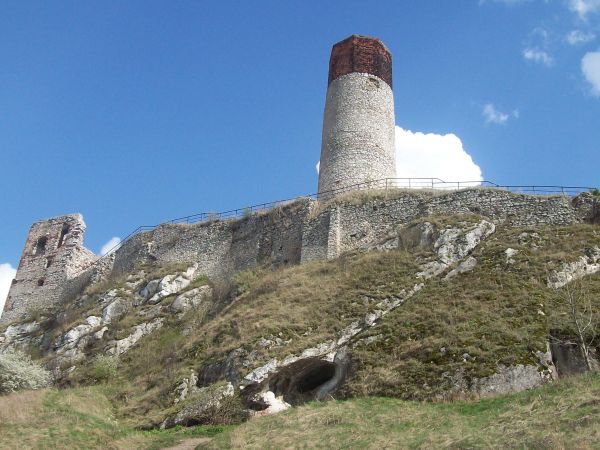 Zamek Olsztyn wzniesiony został na miejscu wczesnośredniowiecznego grodu, rozbudowany w latach 1349-59 z inicjatywy Kazimierza Wielkiego, dla obrony pogranicza