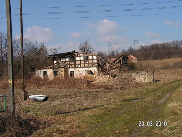 Skorzynice - wieś.Ruiny starych domów.