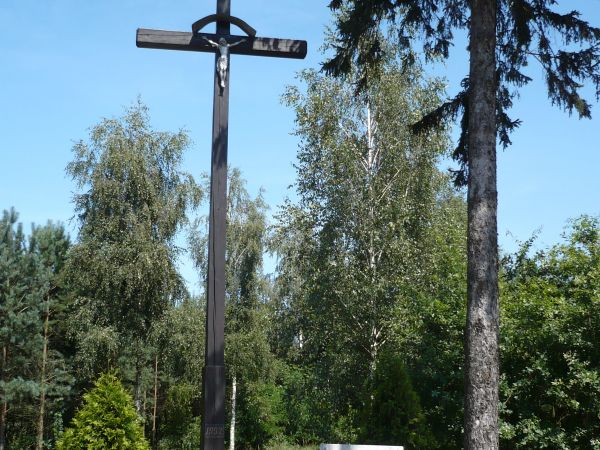 Przydrożny krzyż naprzeciwko szkoły.