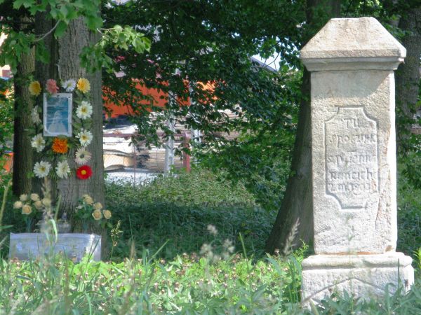 teren odkrzaczony / przejrzysty /nie wszystko naraz!/ na cmentarzu wyznawców obrządku grecko-katolickiego, na nagrobku: bukwy cyrylicy.