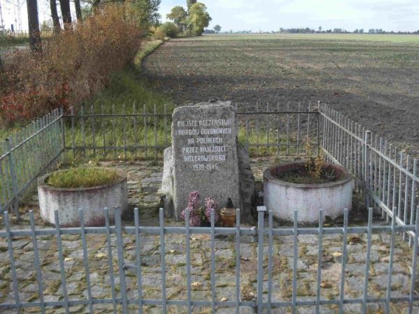 Otoczna jesień 2008 - tablica pamiątkowa po wojennym obozie pracy dla Żydów 1941/42