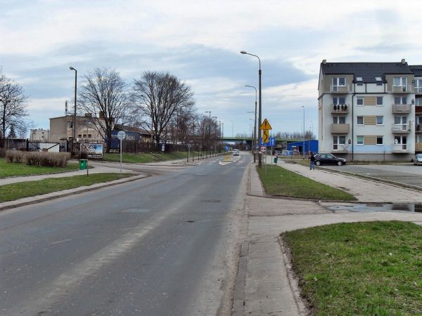 Ulica Kolejowa. W dali widać wiadukt w ciągu ulicy Gdańskiej