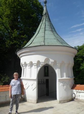 taras z dekoracyjną pozorowaną basztą i schodami na kilku kondygnacjach - aż do lochów zamkowych, warto też zapytać panią przewodnik o "taką szafę co zamiast pó