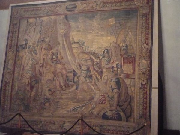 Na dolnej dużej sali są cztery gobeliny,jeden taki gobelin tkano 25 lat,na zdjęciu  jeden z nich.