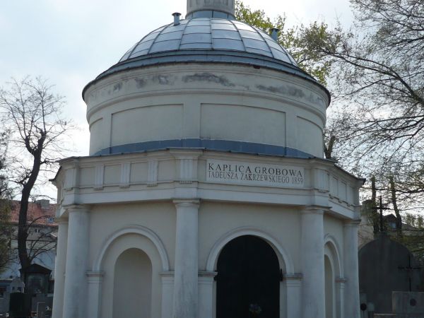 Przy jednej z alejek nagrobek Kaplica z1859 Tadeusza Zakrzewskiego,