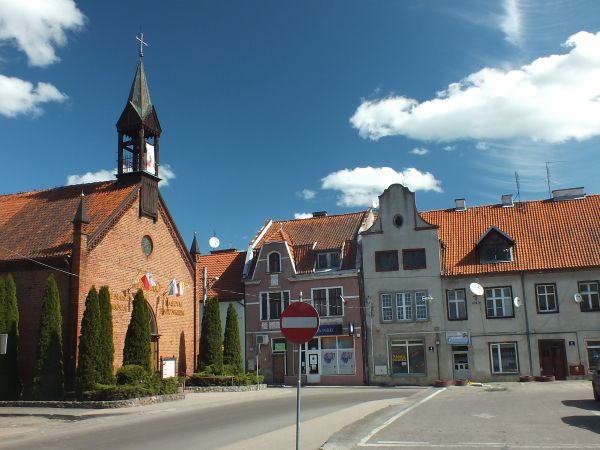 Rynek i kościół p.w Niepokalanego Poczęcia NMP