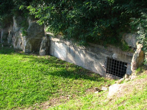 Wejście do lochów  pod górą zamkową
